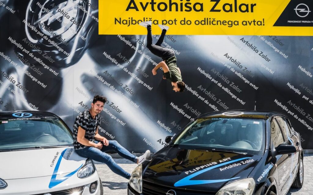 Flipping Art in Avtohiša Zalar: z roko v roki! 56 Flipping Art in Avtohiša Zalar: z roko v roki!
